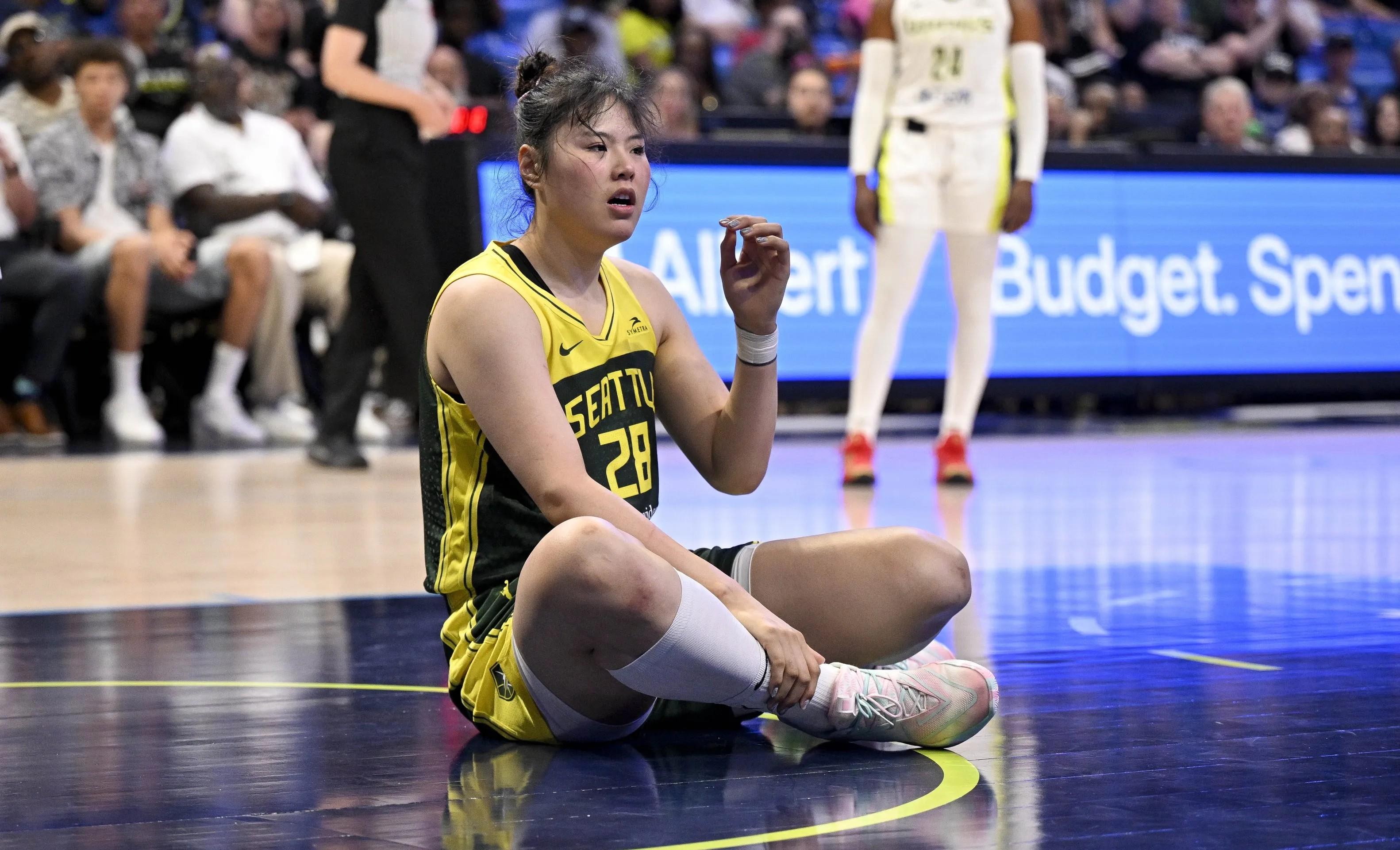 AG体育-WNBA-李月汝10分8篮板飞翼末节逆转王牌未果(李月汝遭恶意犯规伤到膝盖)